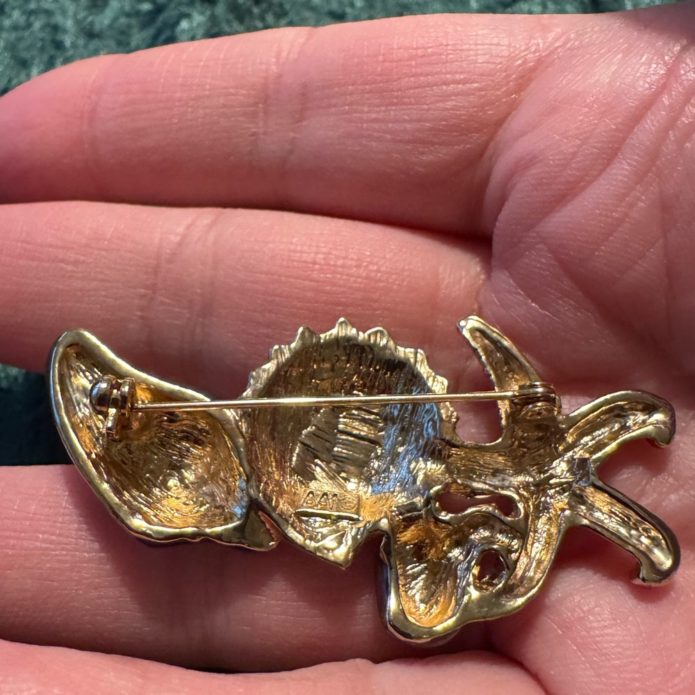 AAI vintage seashell brooch, EUC. Gold tone with enamel and 1 purple rhinestone - Picture 3 of 4